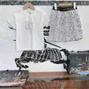 Mode babykläder barn spårar sommar prinsessan klänning storlek 90-150 cm glänsande brev logotyp flickor t-shirt och glänsande silver kort kjol 24mar