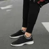 Sapatos casuais masculinos 2024 rendas até vulcanizar outono cores misturadas grade líquida respirável de salto baixo tênis versáteis
