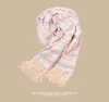 Sciarpa in cashmere scozzese rosa con dolce scialle con nappe