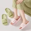 Tofflor 2024 Sommarkomfort för kvinnor utomhus slitage inomhus hem Använd badrum Flip Flops Non-Slip Sandaler Män