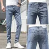 Jeans da uomo elasticizzati slim fit pantaloni coreani alla moda azzurri pantaloni in denim strappati casual da gioventù