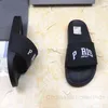 Pantofole Sandali nigeriani di alta qualità 2023 estate coppia lettera stampa pantofole nere tendenza versatile T240323