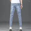 Jeans da uomo elasticizzati slim fit pantaloni coreani alla moda azzurri pantaloni in denim strappati casual da gioventù