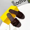 Pantoufles de marque de créateurs avec boîte Sandales de luxe Chaussures pour femmes Oreillers Confortable Cuivre Noir Rose Été Marche Mode Diapositive Pantoufles de plage Boîte à chaussures