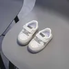 Sneakers na desce dziecięce z miękkimi podeszwami chodzących chłopcy Little White Spring New Sports Girl