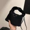 Sac seau de styliste pour femmes, nouveau Style de marque tendance, sac à main en tissu Nylon noir, sac à main avec chaîne Simple et décontractée