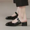 Тапочки с жемчужной пряжкой и ремешком на щиколотке, женские шлепанцы из японской кожи с квадратным носком на среднем каблуке, летняя обувь, женские сандалии Мэри Джейн