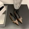 Повседневные туфли заостренные женские туалеты Черный серебряный коричневый средний кабрюй