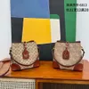 Trendig designer handväskor säljer brunn kvinnors väska ny vatten hink high end ljus lyx fashionabla gammal blomma en axel crossbody väska