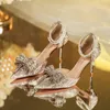 Роскошные женские босоножки на высоком каблуке с острым носком и стразами, бабочкой и жемчугом, золотистые, серебряные, на высоком каблуке, вечерние свадебные туфли, большие размеры 240320
