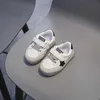 Sneakers na desce dziecięce z miękkimi podeszwami chodzących chłopcy Little White Spring New Sports Girl