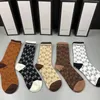 2024 Chaussettes pour hommes Designer Femmes Coton de haute qualité Tous correspondent à la lettre de cheville classique Socle de sport de basket-ball de football noir et blanc