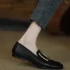Sapatos casuais mocassins de dedo do pé redondo mulheres deslizamento-em apartamentos macios básicos com fivela de couro retro mules para condução diária