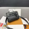 Borsa di design di lusso Nuova borsa a tracolla alla moda 2025L Configurazione di stampaggio in pelle Tessuti leggeri essenziali Borsa da donna essenziale morbida e confortevole