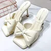 Pantoufles Bow talons hauts femmes chaussures concepteur Sexy bout carré sandales 2024 robe d'été tongs marche Femme pompes diapositives