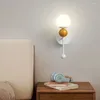 Lámparas de pared Lámpara de madera LED nórdica Decoración moderna para el hogar Apliques de bola roja Dormitorio Mesita de noche Sala de estar Pasillo Luces de iluminación Lustre