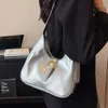 Sac à bandoulière asymétrique épaule dénudée pour femmes, sac seau texturé, polyvalent, nouvelle collection été 2023, populaire cette année