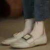 Sapatos casuais mocassins de dedo do pé redondo mulheres deslizamento-em apartamentos macios básicos com fivela de couro retro mules para condução diária