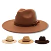 Breda brimhattar hink hattar 9,5 cm Big Brim Fedora hatt unisex metall fjäder kvinnor filt hatt vintage jazz mens hatt utomhus vit trilby hatt uk klänning hatt 24323