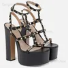 Sandales 2023 Été Nouvelle mode épaisse semelles sandales épais talons hauts Ed Sexy Fashion Show Banquet Party Grands chaussures pour femmes T240323