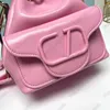 Hochwertige Designer-Beuteltasche LOCO aus Kalbsleder. Abnehmbarer Schultergurt mit Kordelzug zum Öffnen und Schließen. Modische Damen-Einkaufstasche in Rosa. Tasche mit Kordelzug