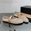 Sandaler 2024 Summer New Round Head Water Diamond Sandals tofflor Fashionabla och bekväma platt botten kvinnor 44 stora sandaler T240323