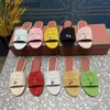 Pantofole Scarpe basse colorate caramelle per l'estate da donna 2024 Vintage Lock Buckle Sandali da spiaggia casual Tacchi alti con tacco spesso