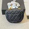 Fårskinn crossbody väska klassisk metallboll boll sadel väska kvinnor handväska lyx designer axel väska koppling metall kedja påse ryggsäck CF diamantmönster quiltad väska