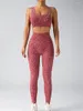 Actieve sets Naadloze luipaardprint yogaset Dames uitgehold gekruiste rug sport crop top perzik heuplift hoge taille fitnessbroek 2 stuks pak