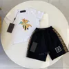 Set di vestiti casual per bambini estivi per bambini T-shirt bianca stampata di lusso + pantaloncini neri 2 pezzi Tute per bambini Tute in cotone larghe e comode per ragazze