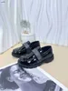 Popularne buty dla dzieci błyszczące patentowe skórzane trampki dla dzieci Rozmiar 26-35 Designerskie pudełko na buty dla chłopców dziewczynne buty 24MAR