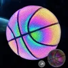 Pallone da basket riflettente olografico in pelle PU resistente all'usura colorato gioco notturno Street Glowing basket con aghi ad aria 240319