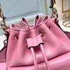 Hochwertige Designer-Beuteltasche LOCO aus Kalbsleder. Abnehmbarer Schultergurt mit Kordelzug zum Öffnen und Schließen. Modische Damen-Einkaufstasche in Rosa. Tasche mit Kordelzug