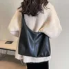 Projektant luksusowy mody torby na torby Portfelki koreańska wersja swobodna miękka miękka torba damska 2023 Nowy leniwy styl duża pojemność prosta torba damska na jednym ramię