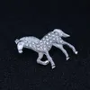 Härlig hästbroscher med mode Silverfärg Animal Crystal Pins for Women Men Julklappar 240320