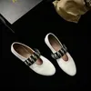 Sexy leer 2024 schapenvacht dames dame platte hakken sandalen moeder schoenen rond teen metalen gesp comfortabel zomer Europa en Amerika de catwalk slip-on maat 18