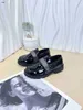 Märke barnskor glänsande patent läder baby sneakers storlek 26-35 designer sko box pojkar flickor casual skor 24mar