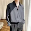 Camisa de manga longa de outono para homens compridos Bolsa coreana da moda sem ferro, elástico casual de lapela camisa branca azul 240323