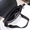 Sac messager pour homme Qualité originale Matériel en peau de vache cirée Taille 24 * 27 * 5 cm sont fabriqués Le style de conception unique est parfait les détails sont grandioses et significatifs