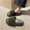 Terlik Düz Lüks Tasarımcı Ayakkabı Yaz Markası Desinger Moda Kadınlar Sandal Sırıklar Terlik Açık Kadın Flip Flops T240325