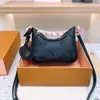 Torba na ramię Michael Kadar Cross Body Bagatelle Hobo Bag worka na ramiona torby krzyżowe skórzana torebka