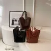 Sacs à bandoulière de mode de luxe de créateurSac fourre-tout minimaliste et à la mode coréen avec une grande capacité et un sentiment de luxe léger, sac seau à bandoulière à une épaule