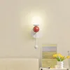 벽 램프 북유럽 LED 나무 램프 현대 집 장식 레드 볼 스콘 스 침실 침대 옆 거실 통로 조명 조명 광택
