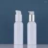 Lagringsflaskor 100 ml Klar/vit plast PET -flaska med glänsande silvervit pump för lotion/emulsion/fundament/serum flytande hudvård