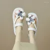 Sapatos de vestido 2024 mulheres de couro branco plataforma apartamentos sandálias espuma flor decoração grossa sola cunha verão ins preto sandalias chaussure