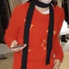 スカーフ韓国スタイルの女性薄いスカーフスパイスガールカジュアルかぎ針編みファッションステッカークロスレターデザイン