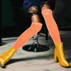 女性の靴下の女の子の太もものストッキングは膝の上に装飾され、布地オレンジの女性のためのハロウィーン