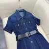 Milan Runway Dress 2024 Blue Lapel Neck Kort ärmar Denim Slim Belt -knappar Långa klänningar Holiday Vestidos de Festa 2024