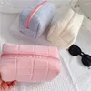 Borse per cosmetici Borsa per trucco in pelliccia di colore solido con cerniera grande per donne Borsa da viaggio per trucco da viaggio Borsa per il lavaggio di articoli da toeletta Penna in peluche