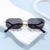 2 peças de moda de luxo designer de óculos de sol de novo estilo para mulheres poligonal sem moldura com borda cortada design elegante estilo INS óculos de sol versáteis